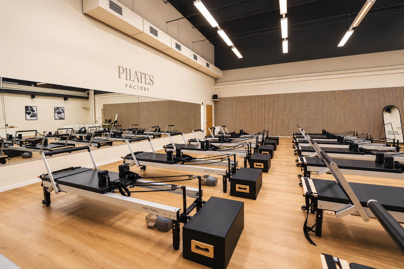 Reformer Pilates Studio in warmem Licht